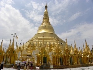 A momentary glimpse of Sun at the Schwedagon