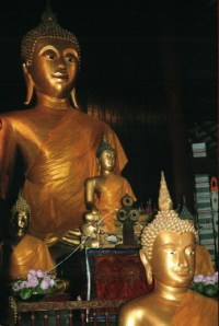 Central altar in Wat