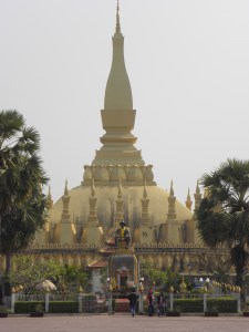 That Luang with King Setthathirath statue in front