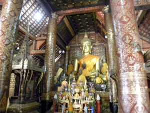 Main altar inside Wat Xieng Thong