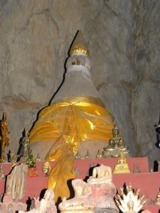 Stupa inside Tham Theung
